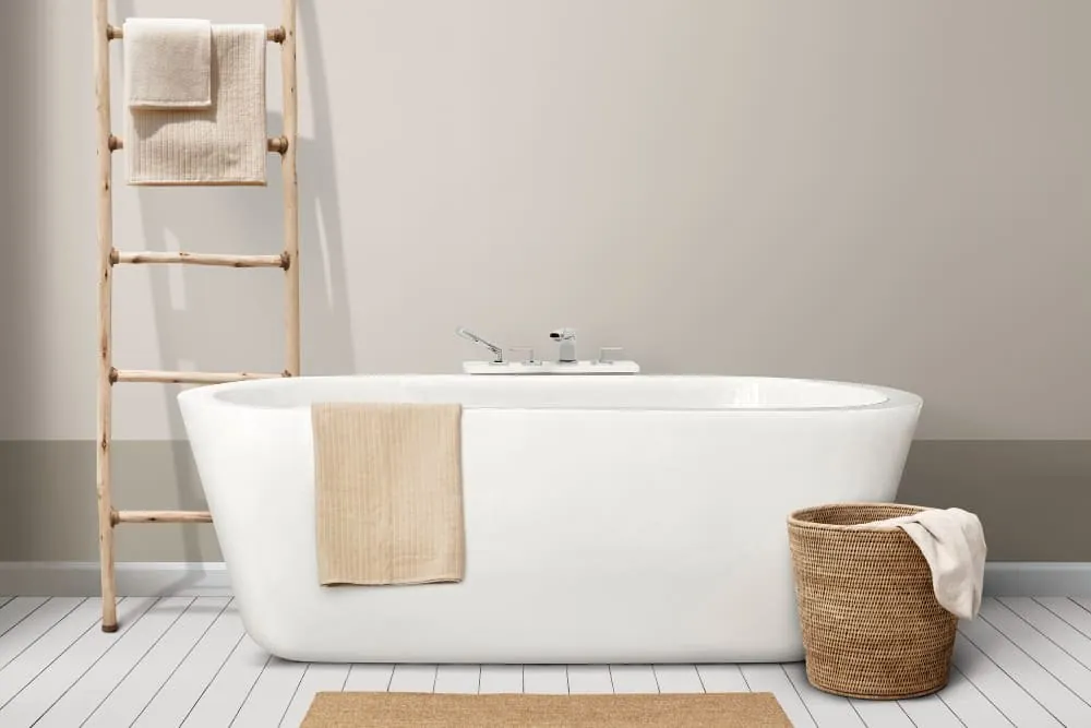 Bañera exenta blanca con escalera toallero y cesto de mimbre