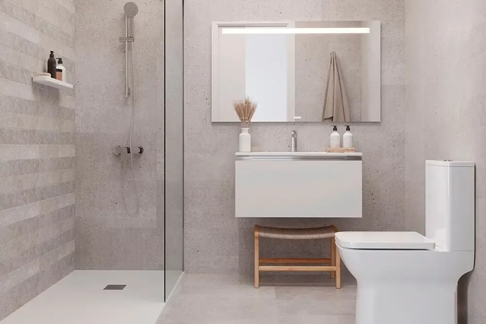 Baño gris claro con ducha a ras de suelo y mueble suspendido