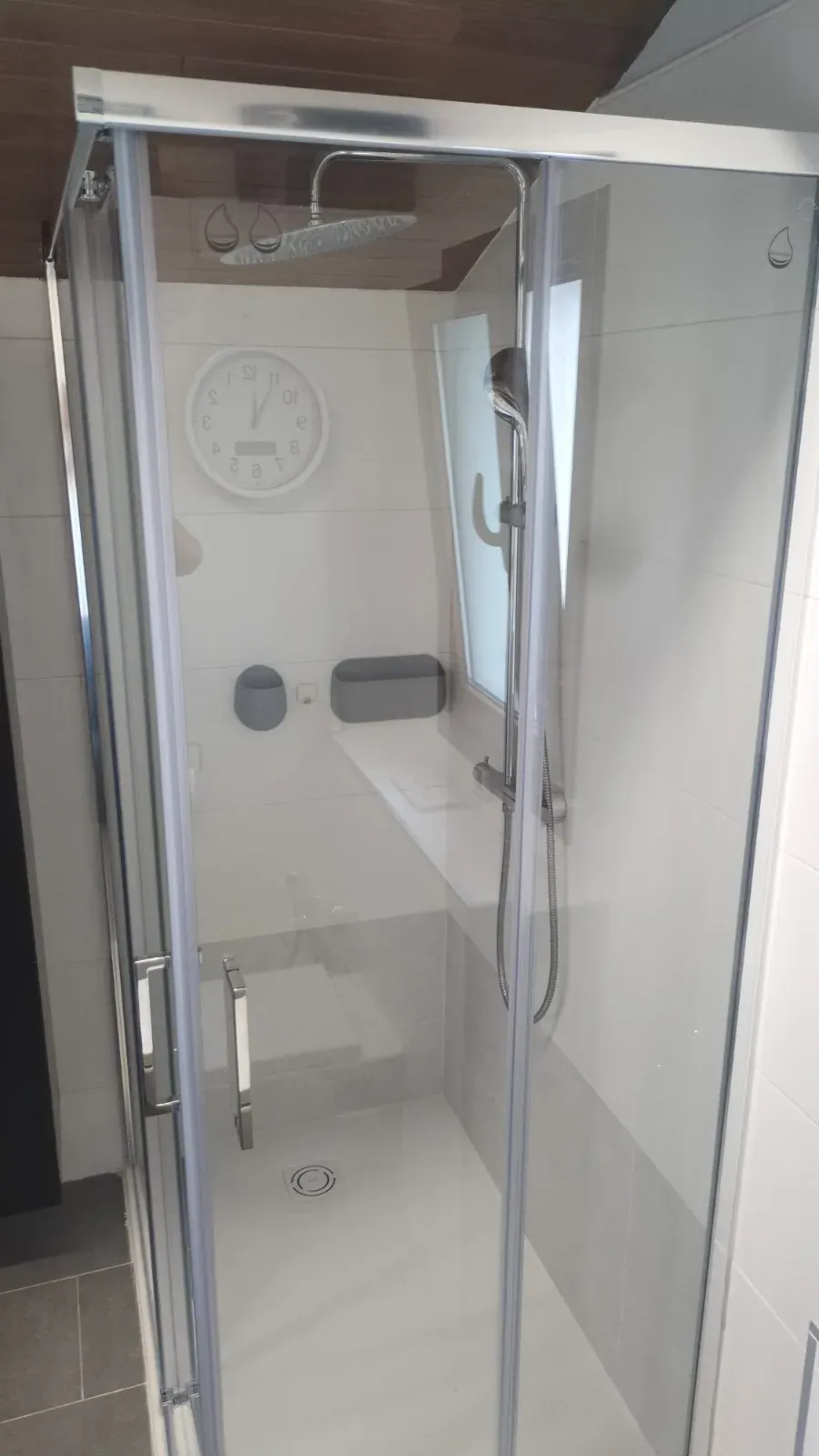 Paroi de douche d’angle et mitigeur thermostatique après rénovation