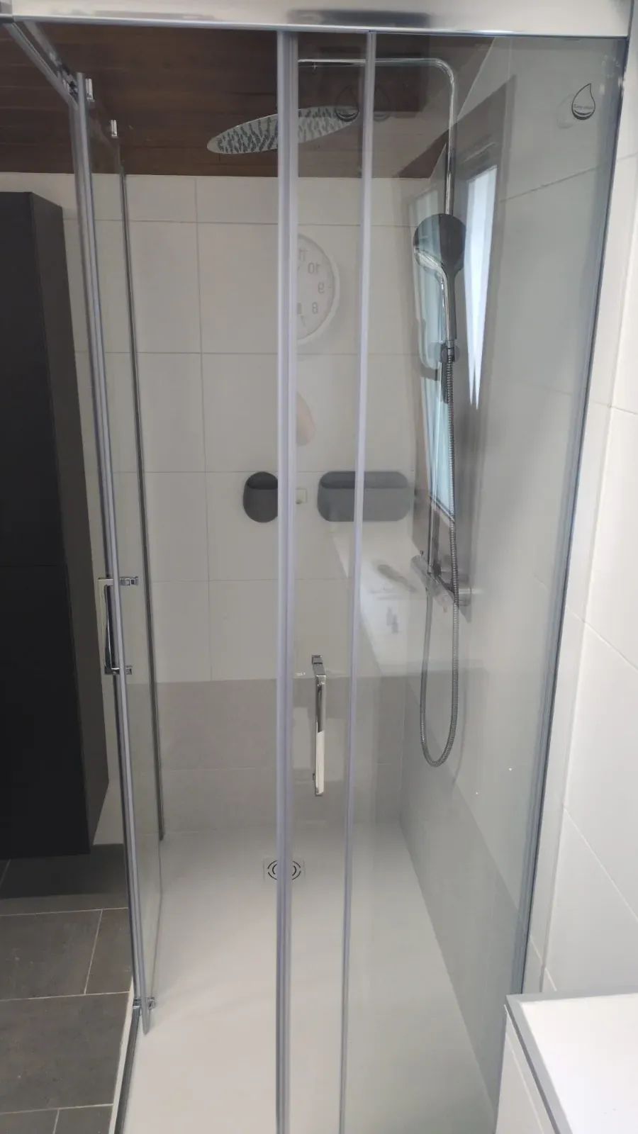 Receveur extraplat et paroi de douche d’angle neufs