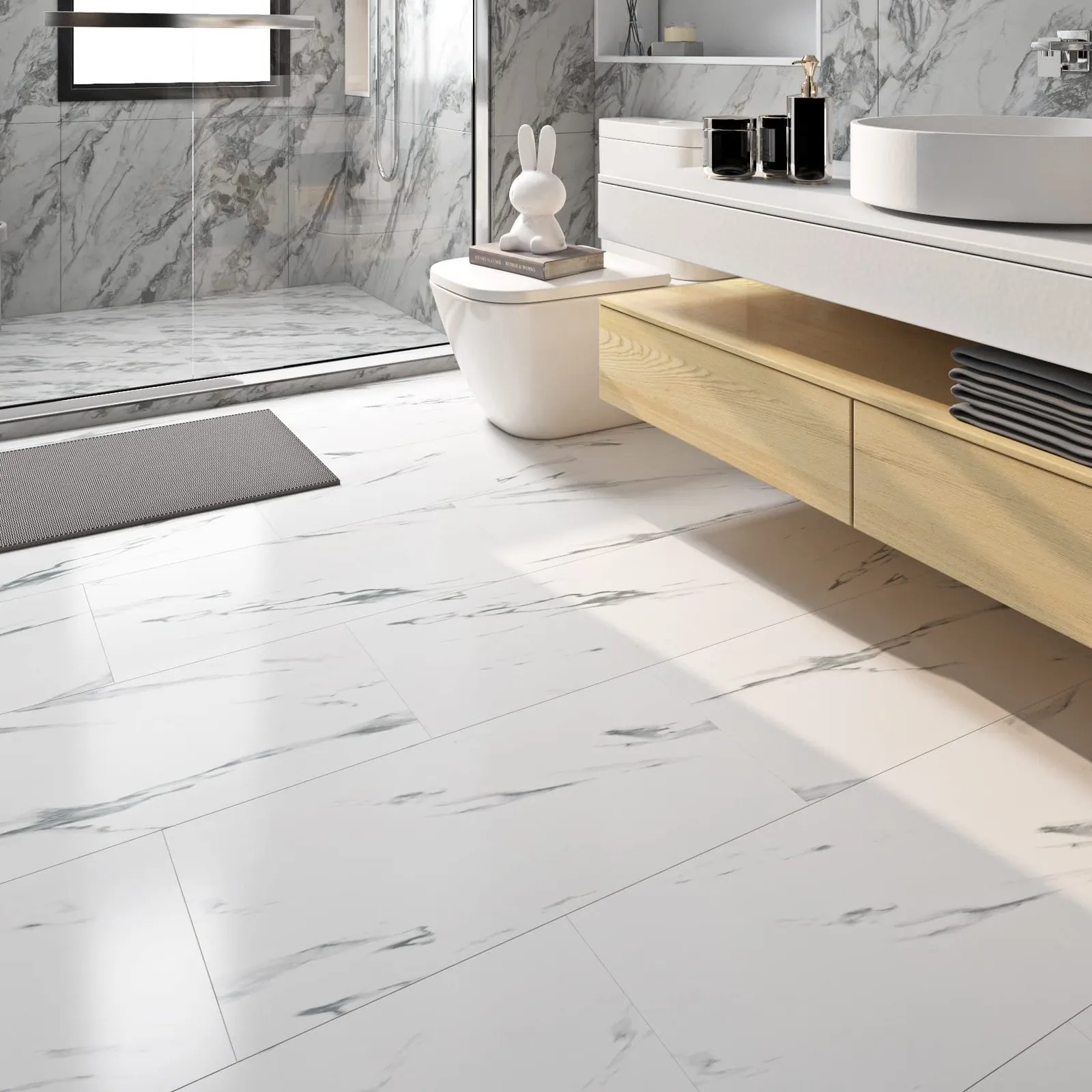 Sol en grès cérame effet marbre dans une salle de bain avec meuble bois
